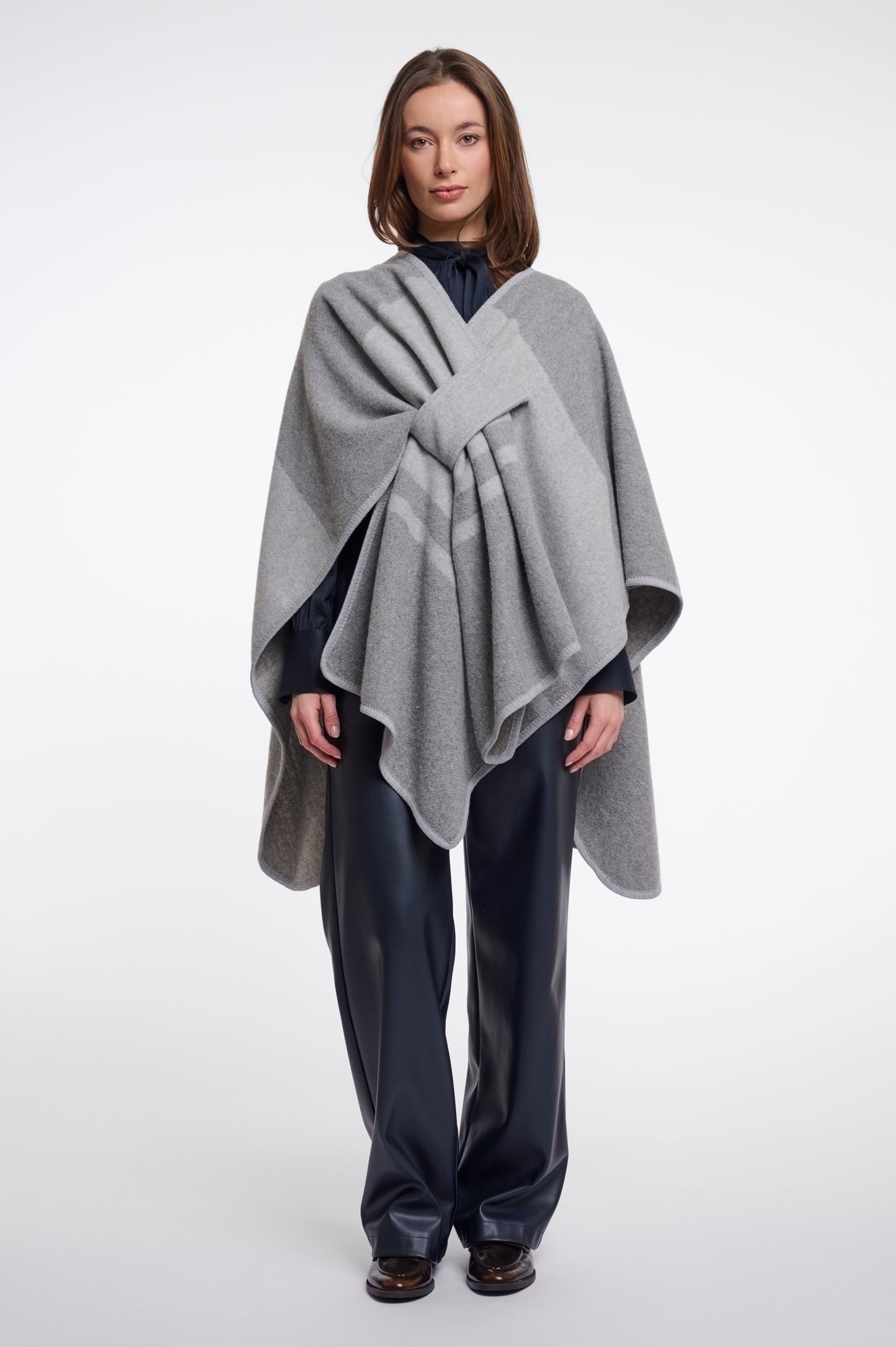 Rino and Pelle Cape Light Grey